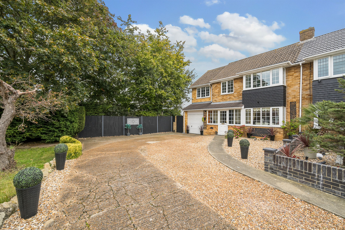 4 bedroom Semi-Detached House Sold
