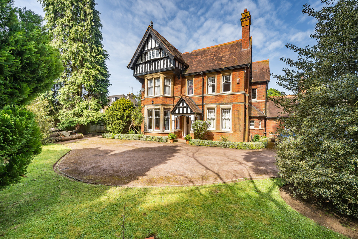 6 bedroom  For Sale