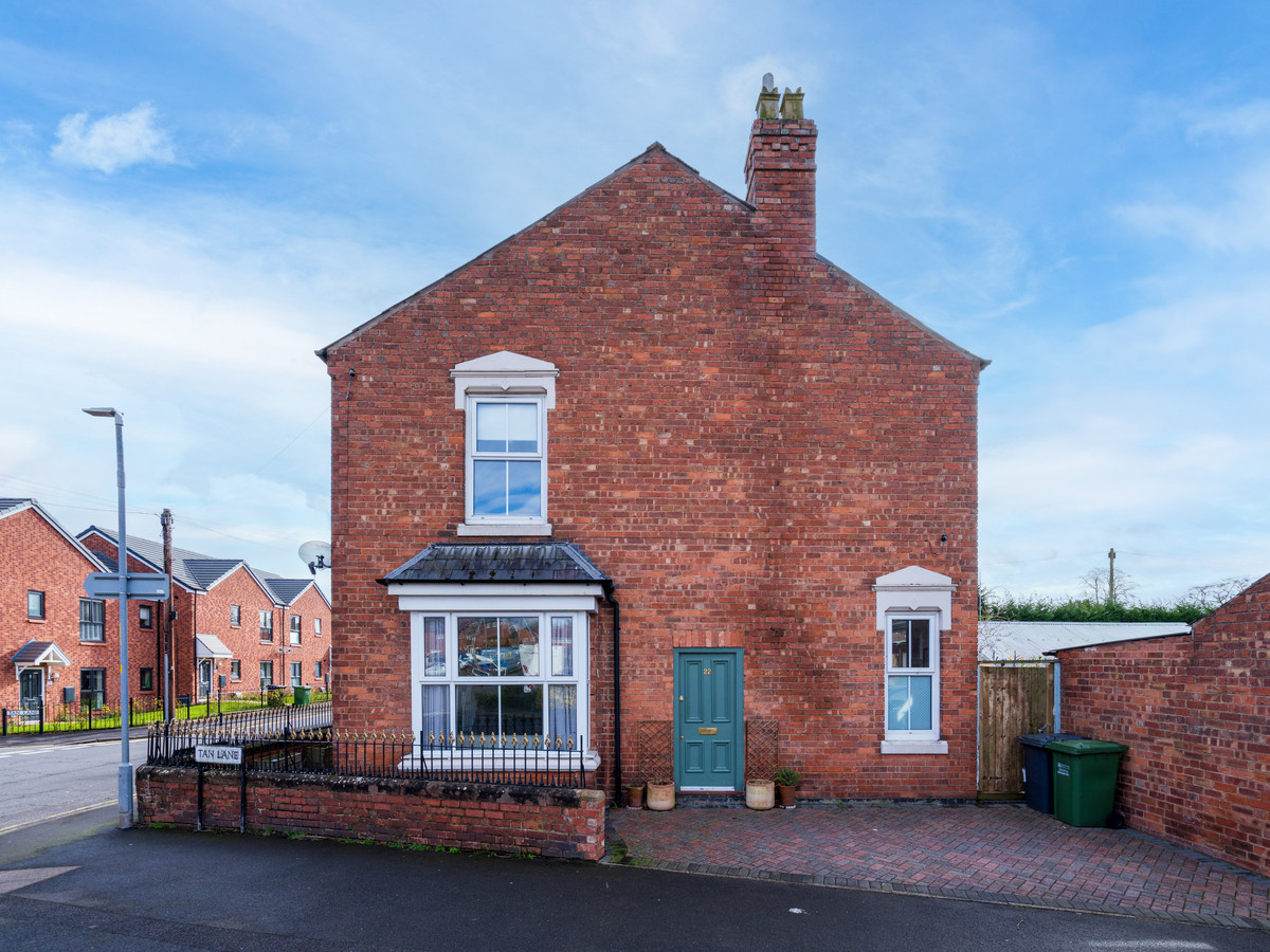 2 bedroom Semi-Detached House Sold