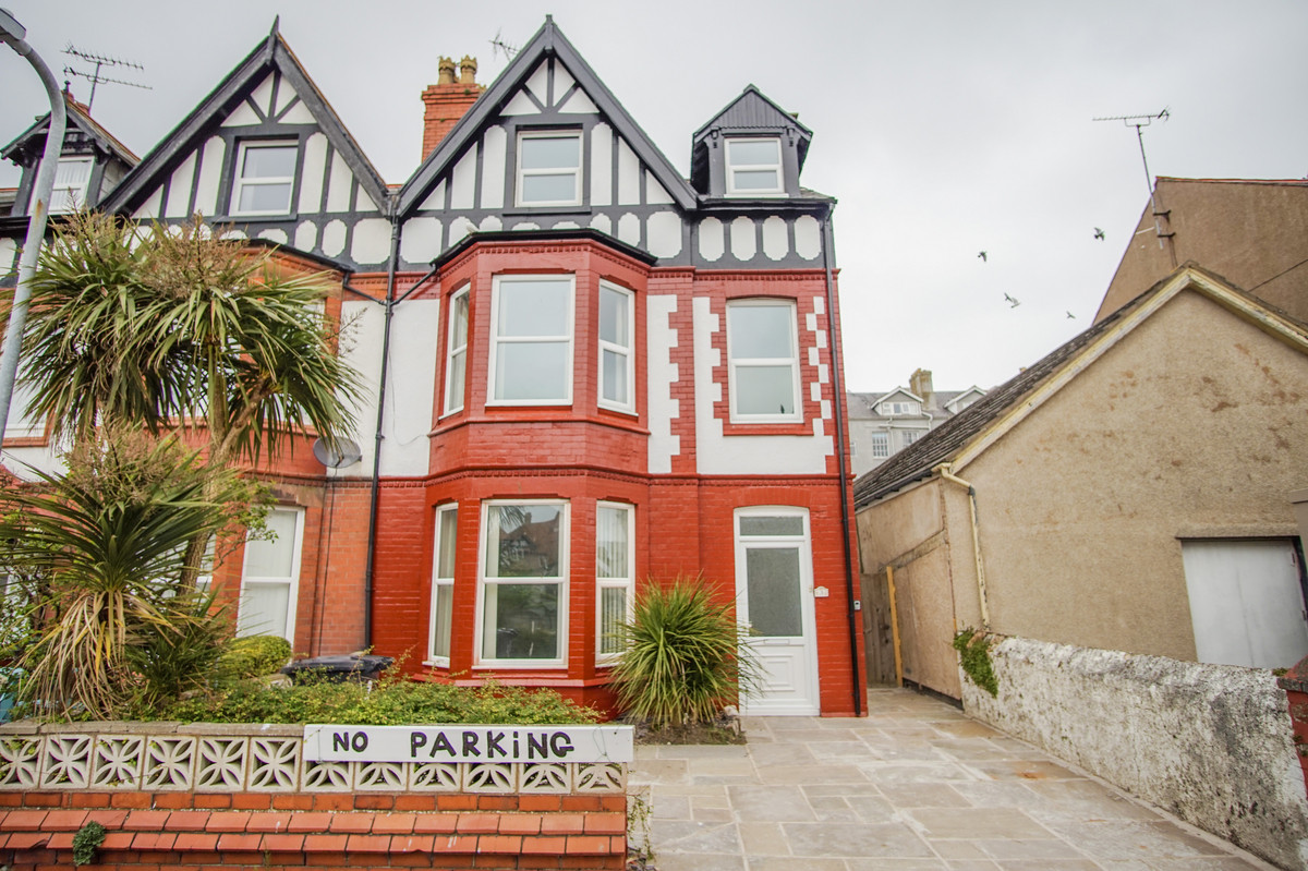 5 bedroom Semi-Detached House Sold