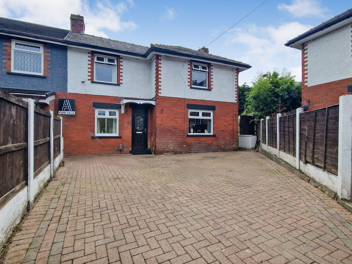 4 bedroom Semi-Detached House Sold