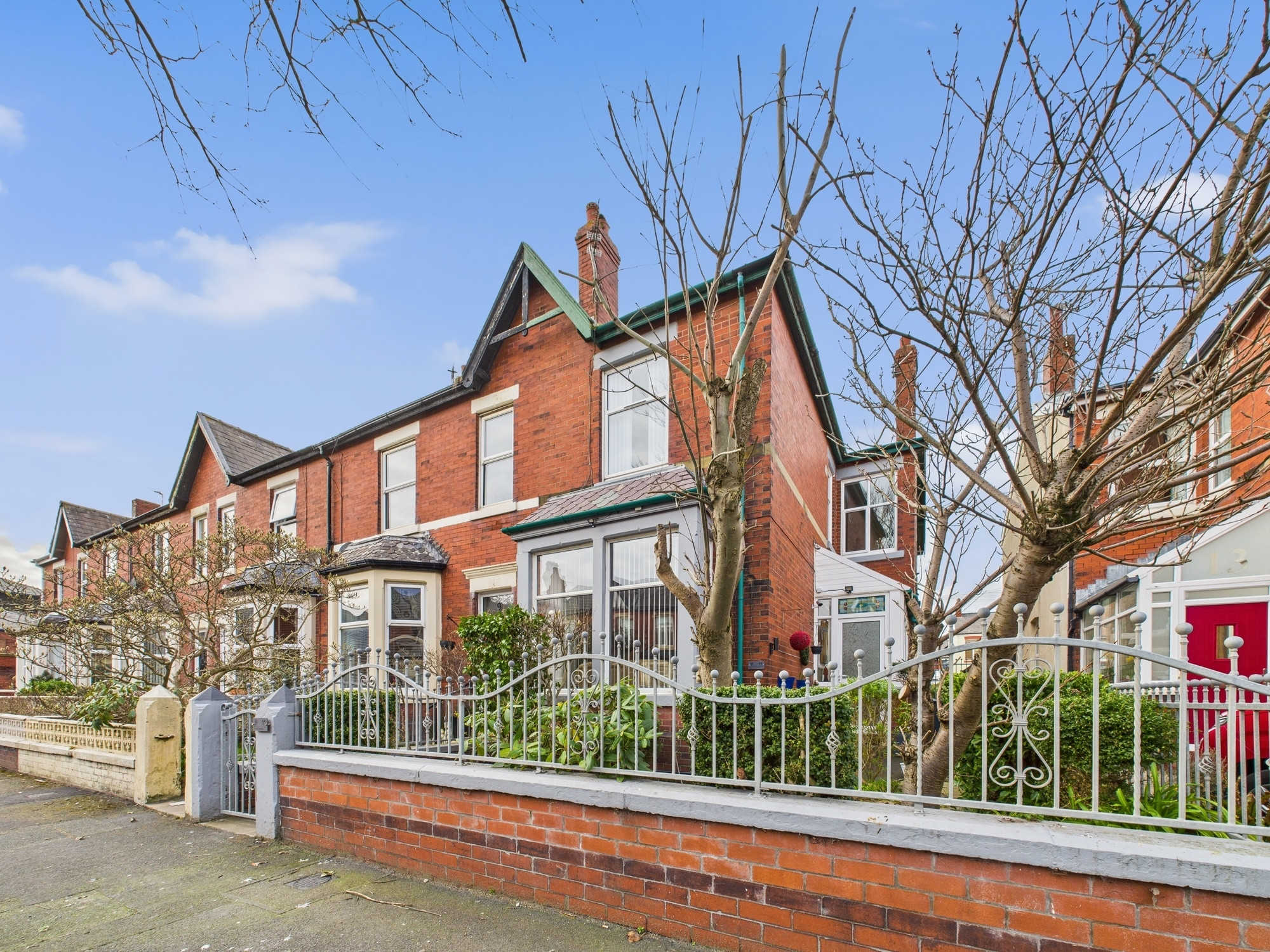 4 bedroom End of Terrace House For Sale
