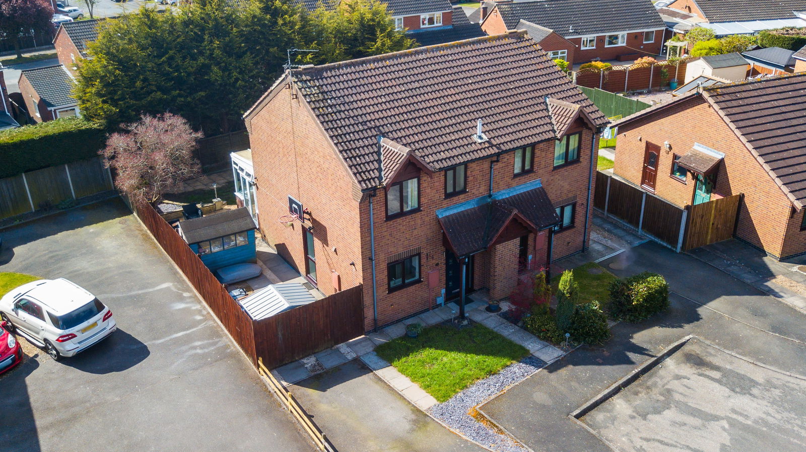 3 bedroom Semi-detached house Under Offer