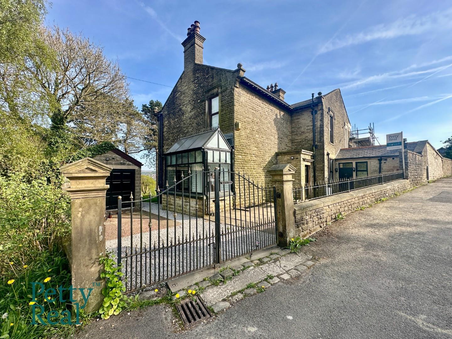 4 bedroom Semi-detached house Under Offer