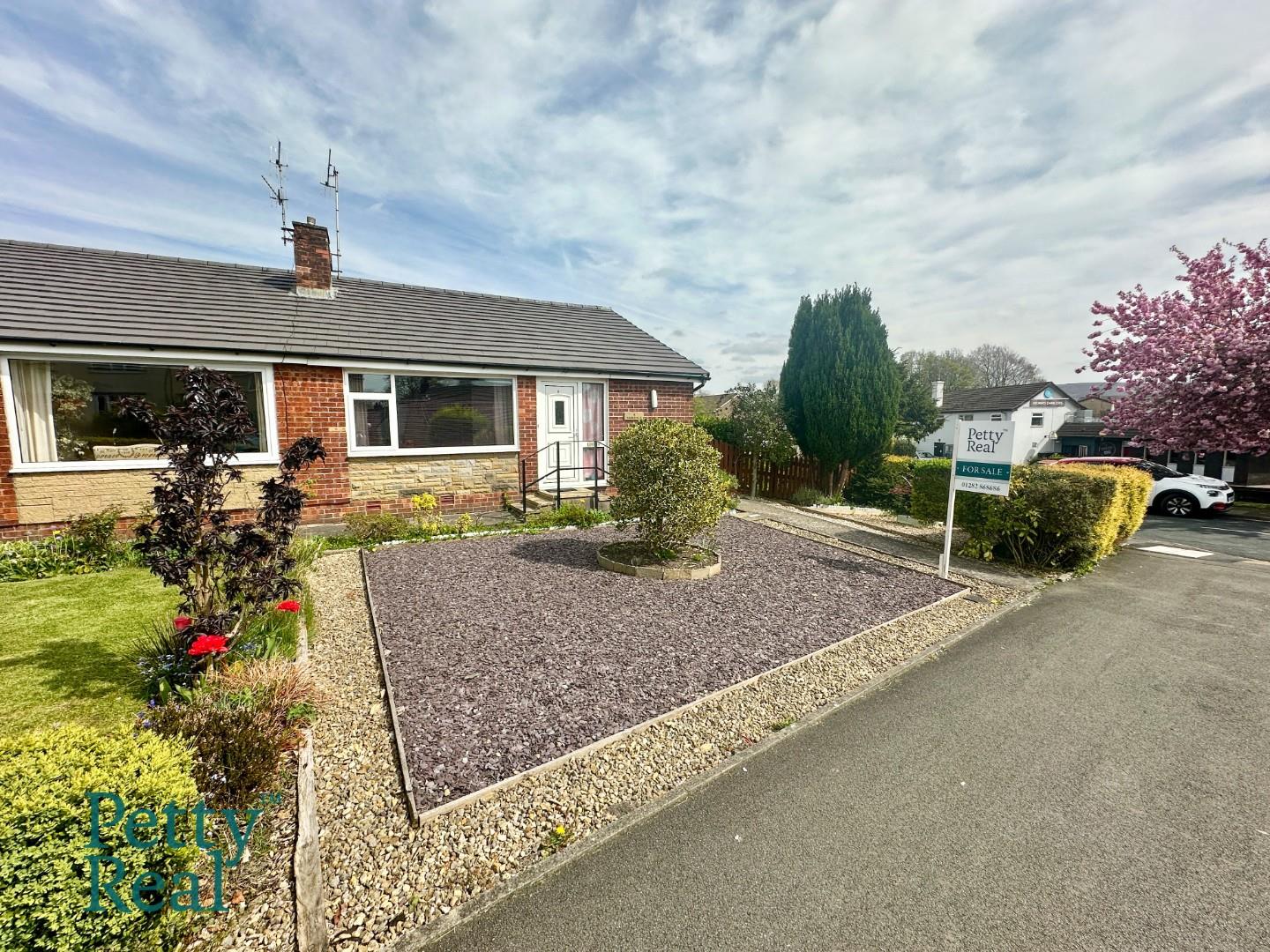 2 bedroom Semi-detached bungalow Under Offer