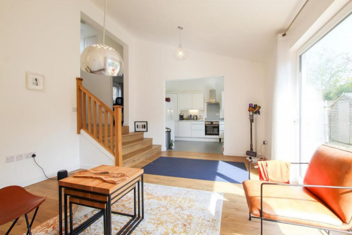 2 bedroom Apartment To Let