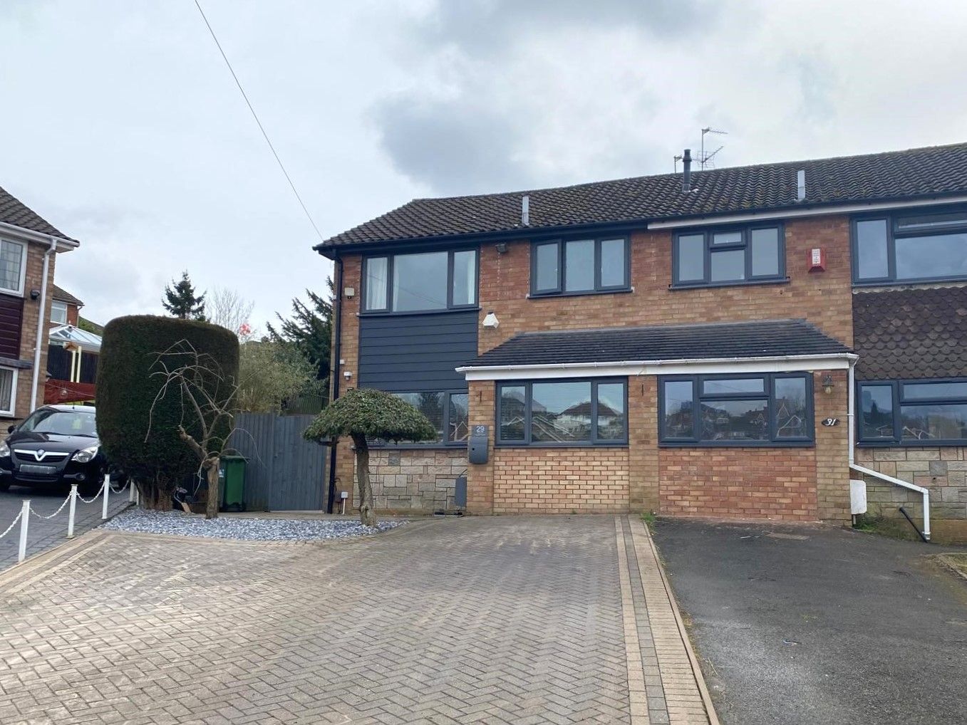 3 bedroom Semi-detached house Under Offer