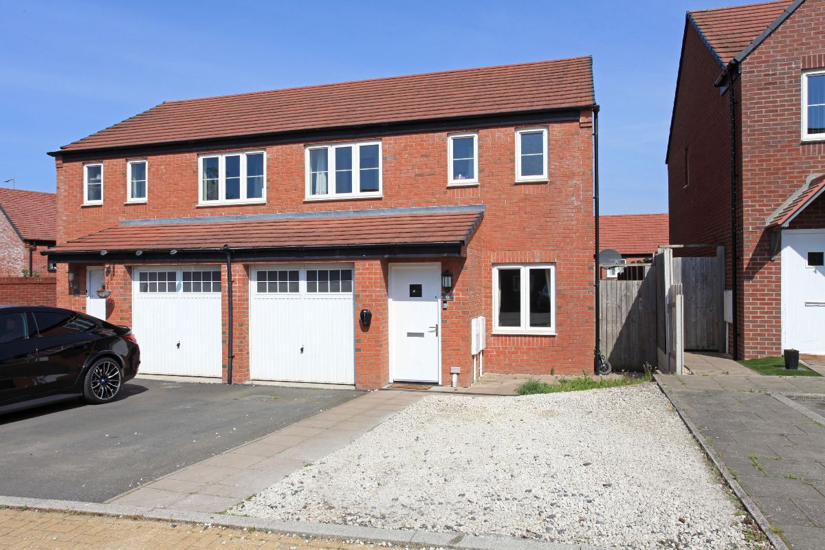 3 bedroom Semi-detached house SSTC