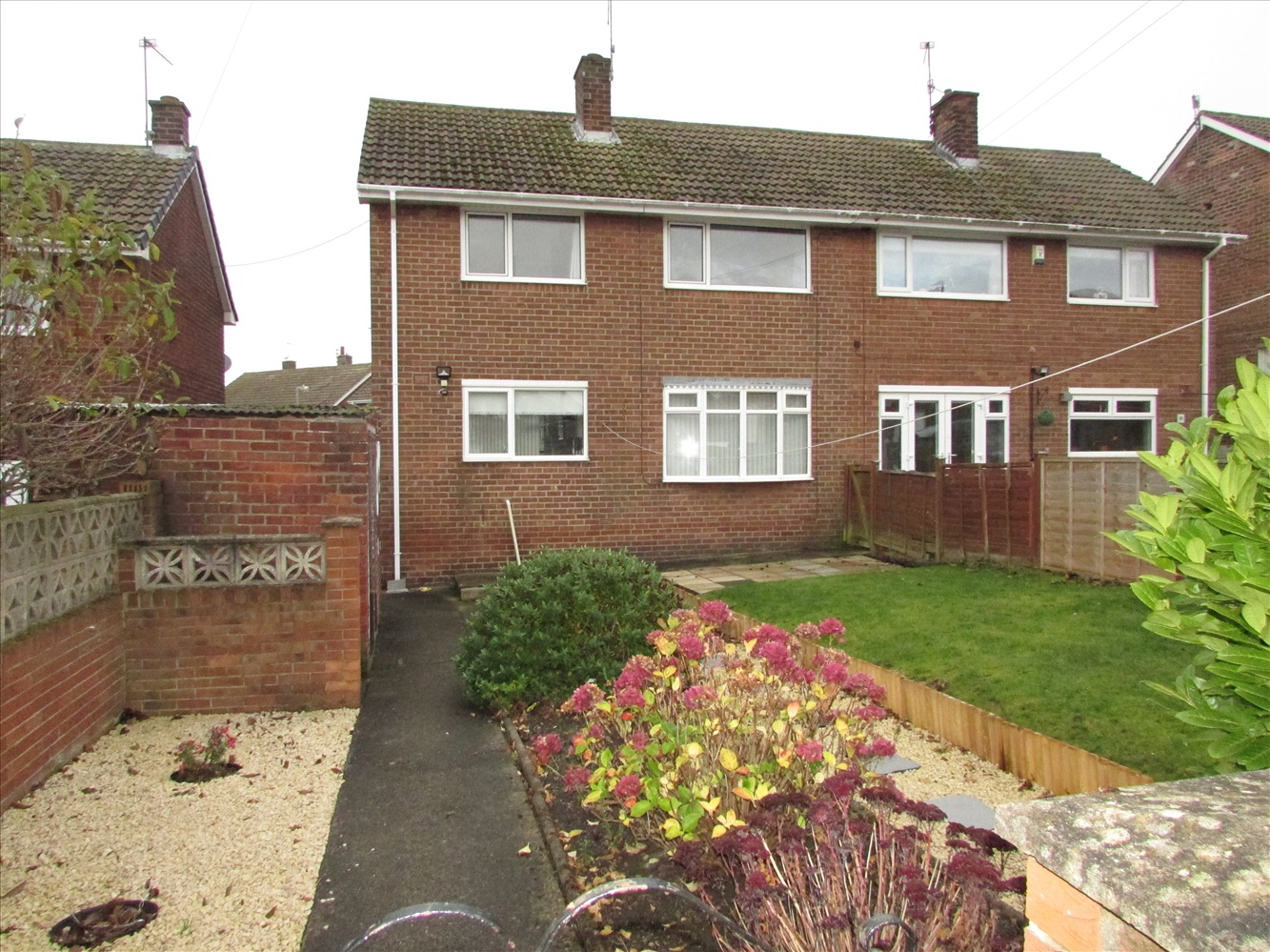 2 bedroom Semi-detached house Let Agreed
