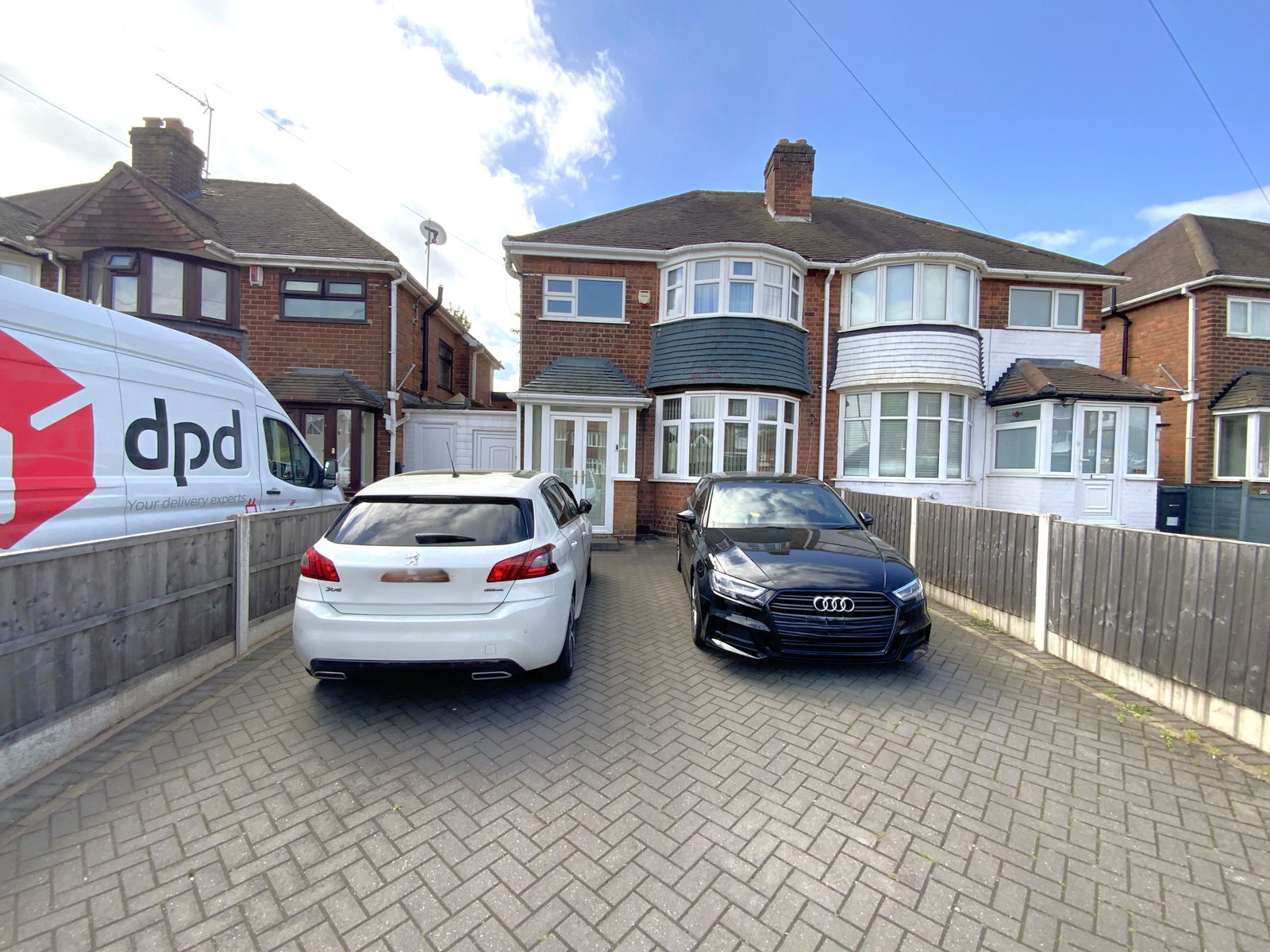 3 bedroom Semi-detached house Under Offer