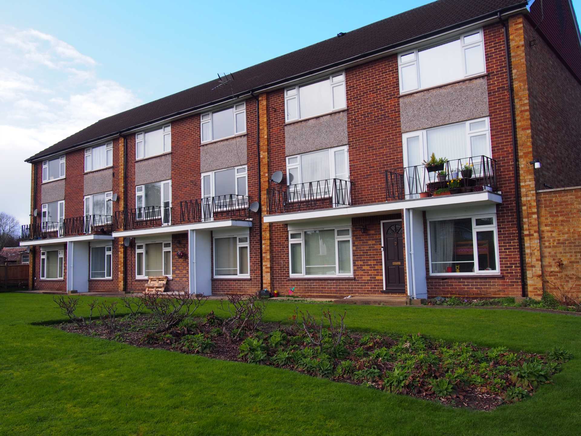 2 bedroom Flat To Let