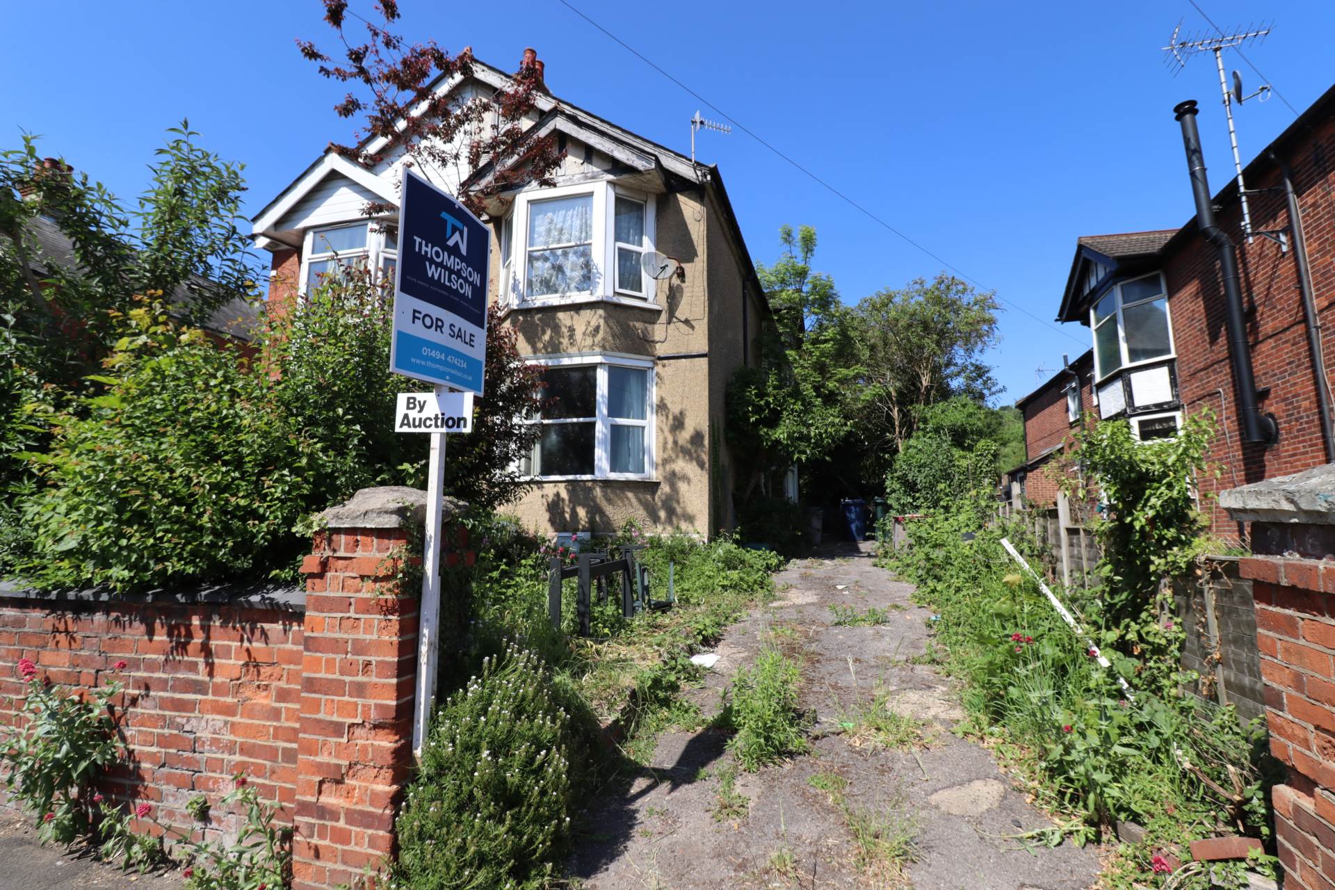 3 bedroom Semi-detached house Under Offer