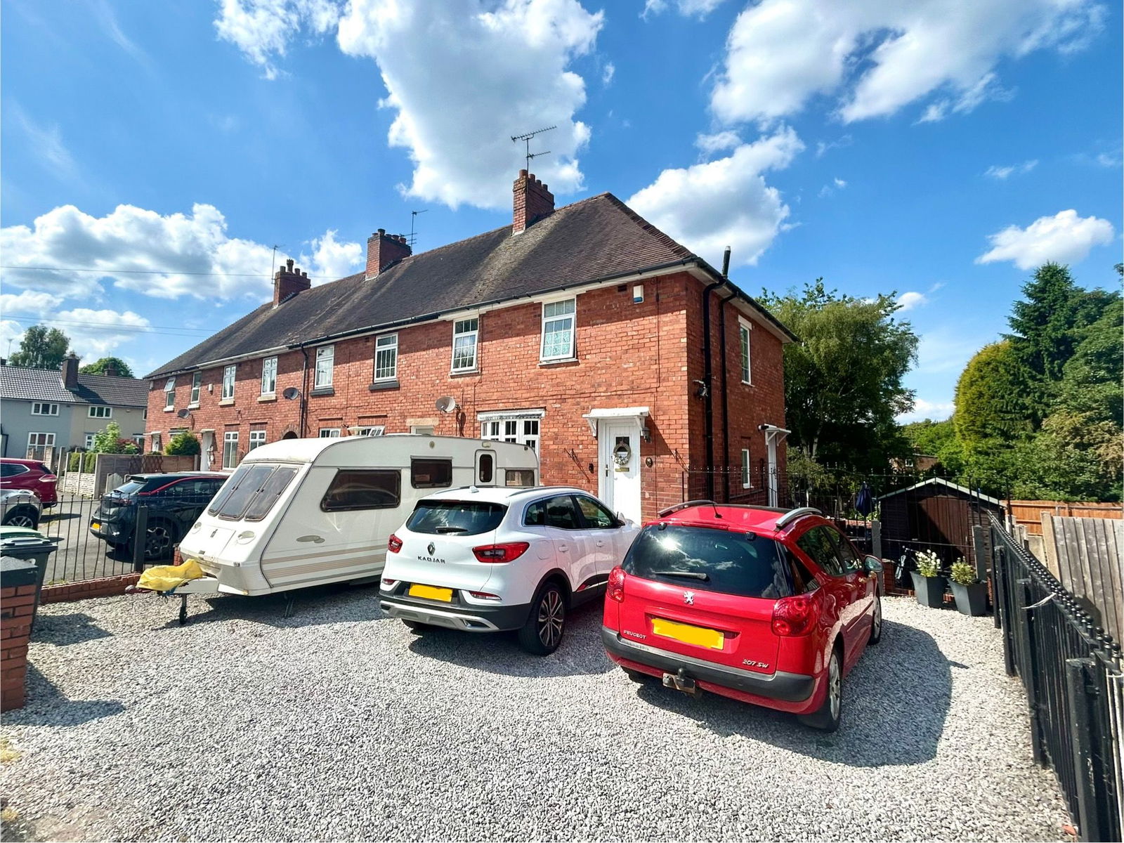 3 bedroom Semi-detached house Under Offer