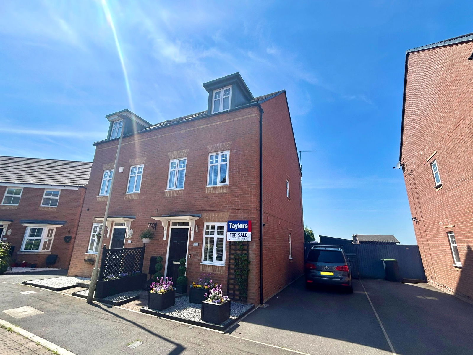 3 bedroom Semi-detached house Under Offer