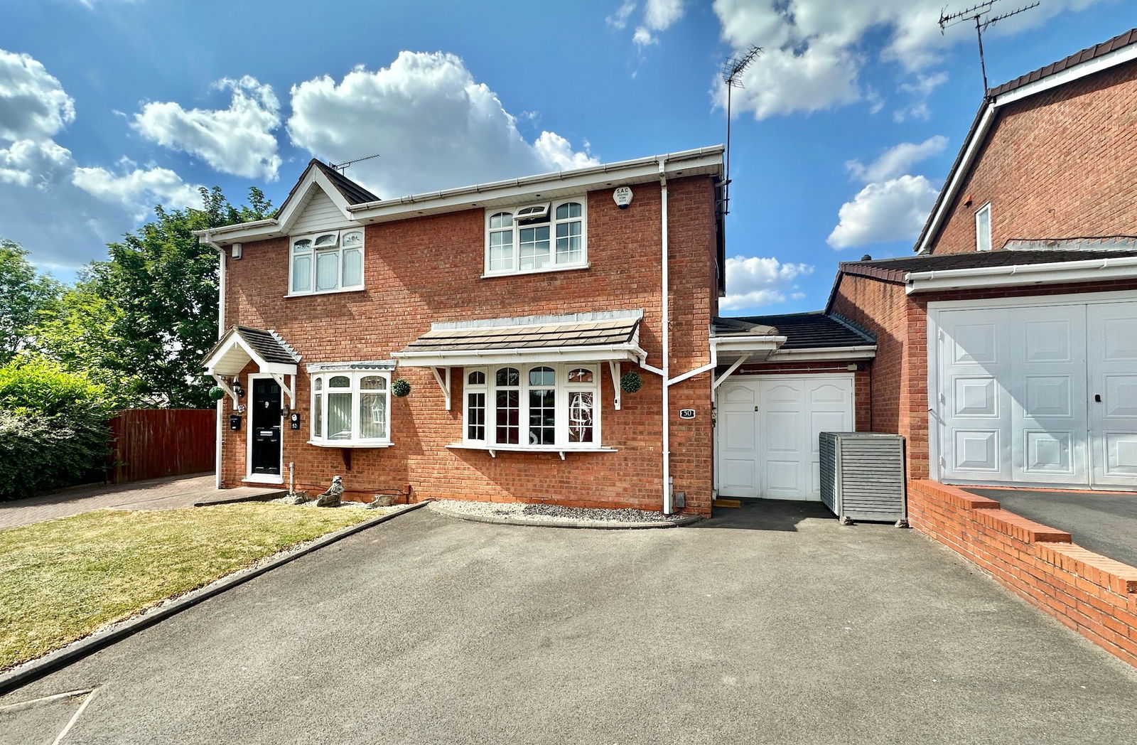 3 bedroom Semi-detached house Under Offer