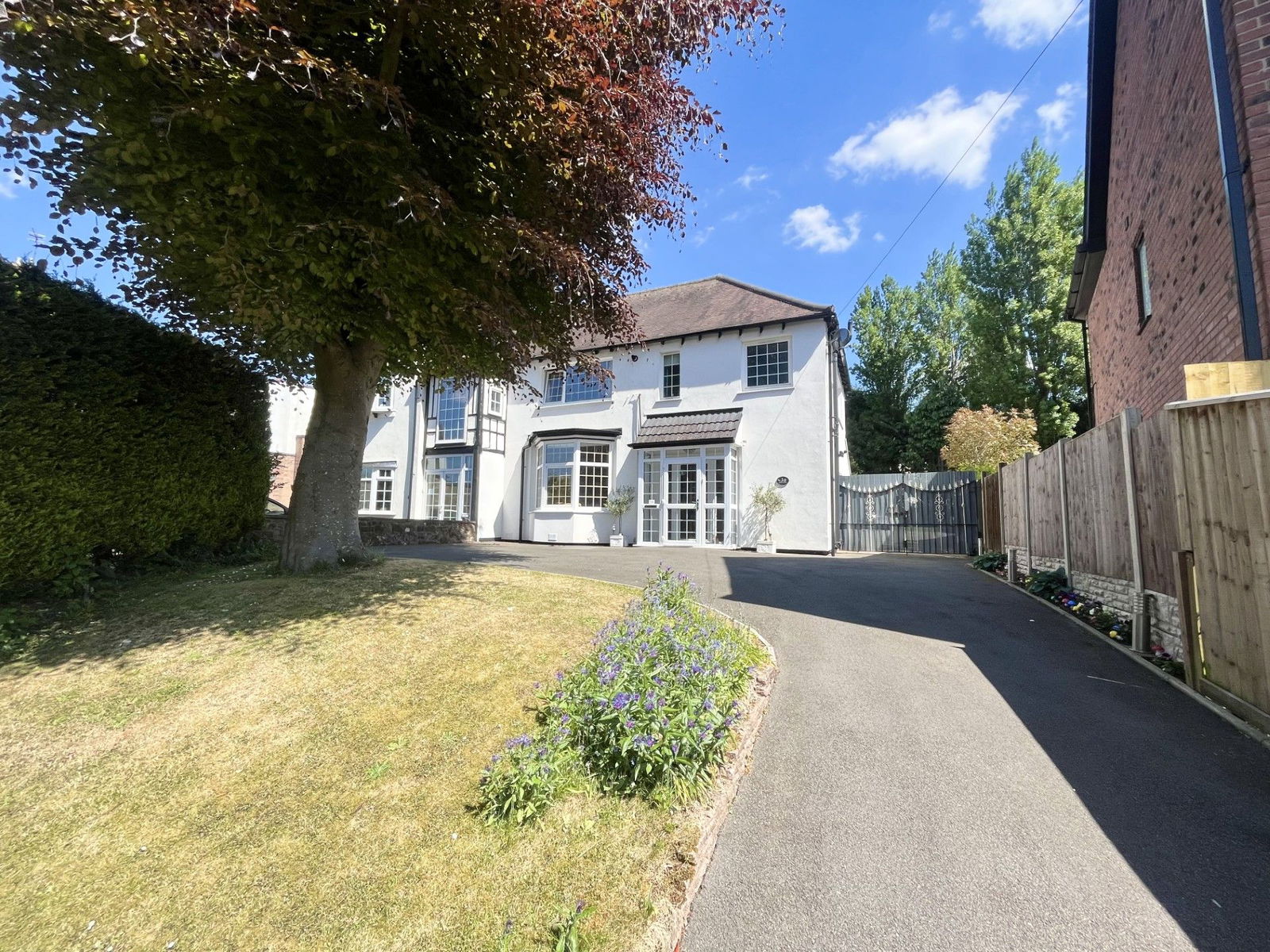 4 bedroom Semi-detached house Under Offer