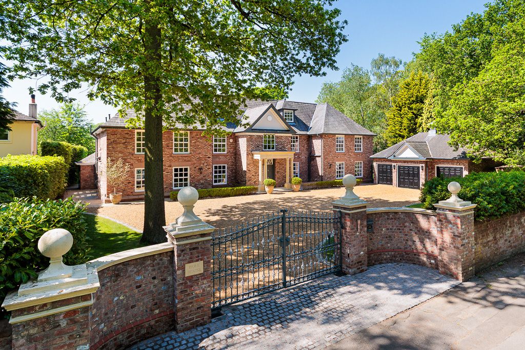 6 bedroom House For Sale