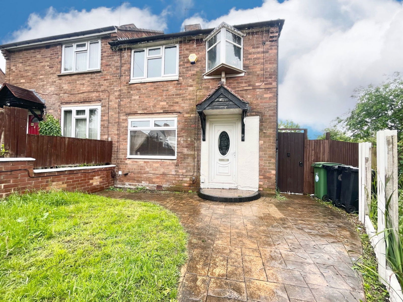 3 bedroom Semi-detached house Under Offer