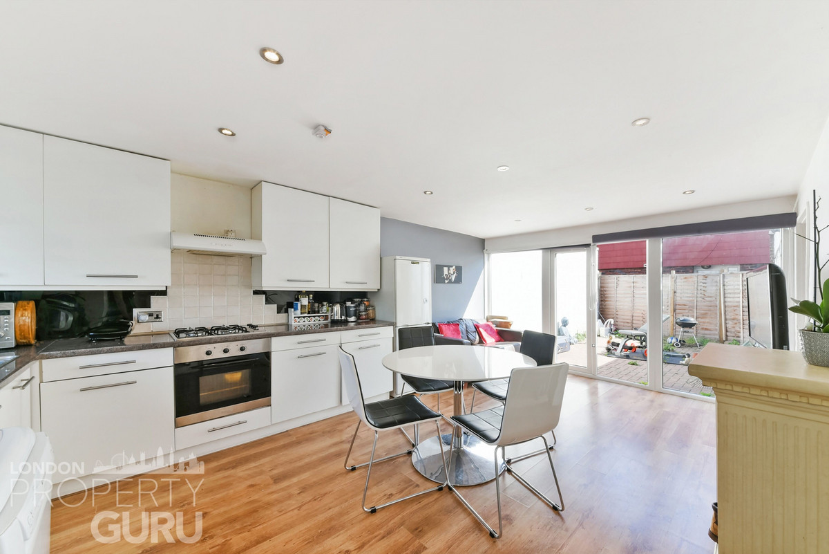 4 bedroom Terraced House To Let