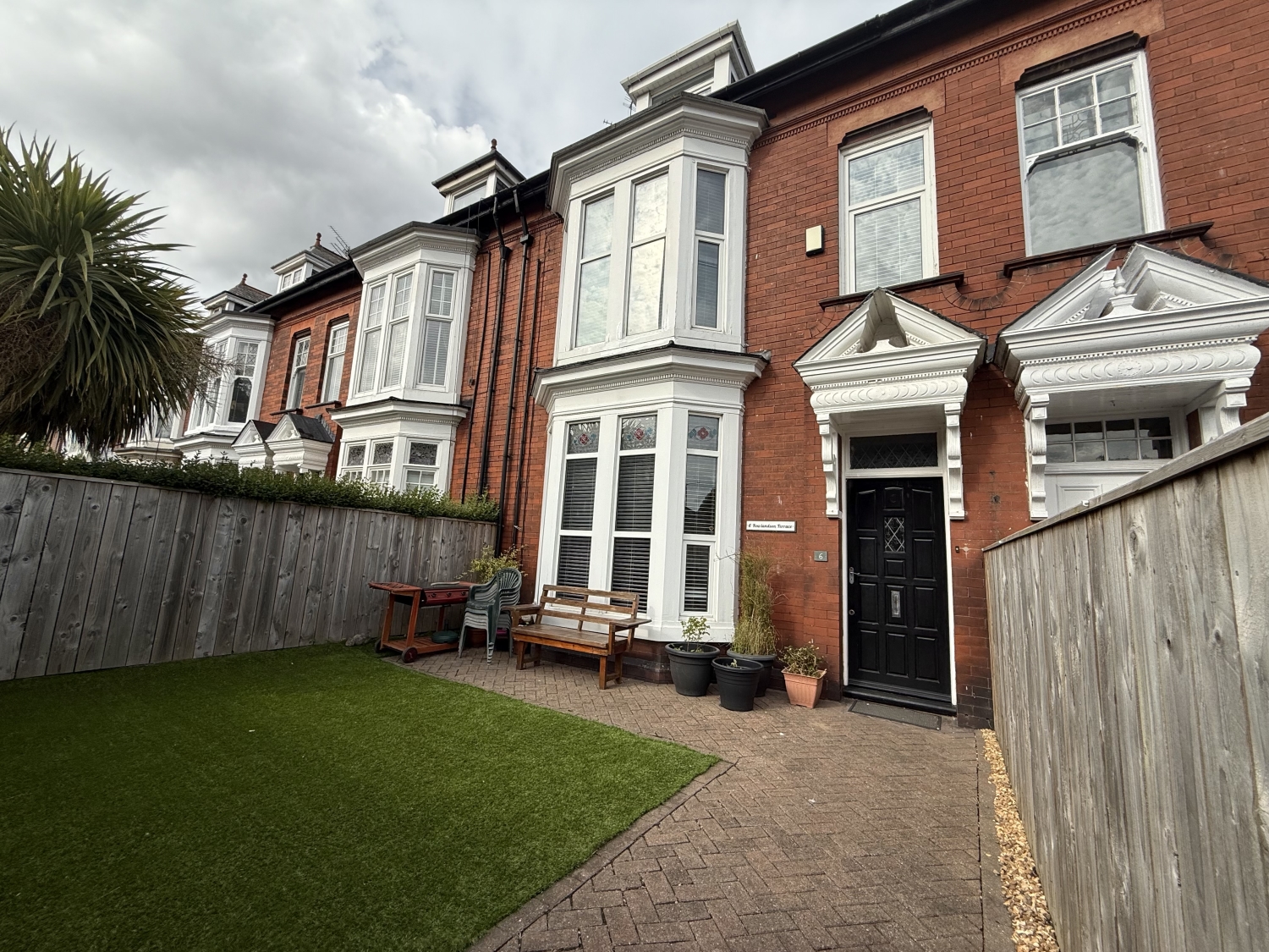 6 bedroom Terraced House For Sale
