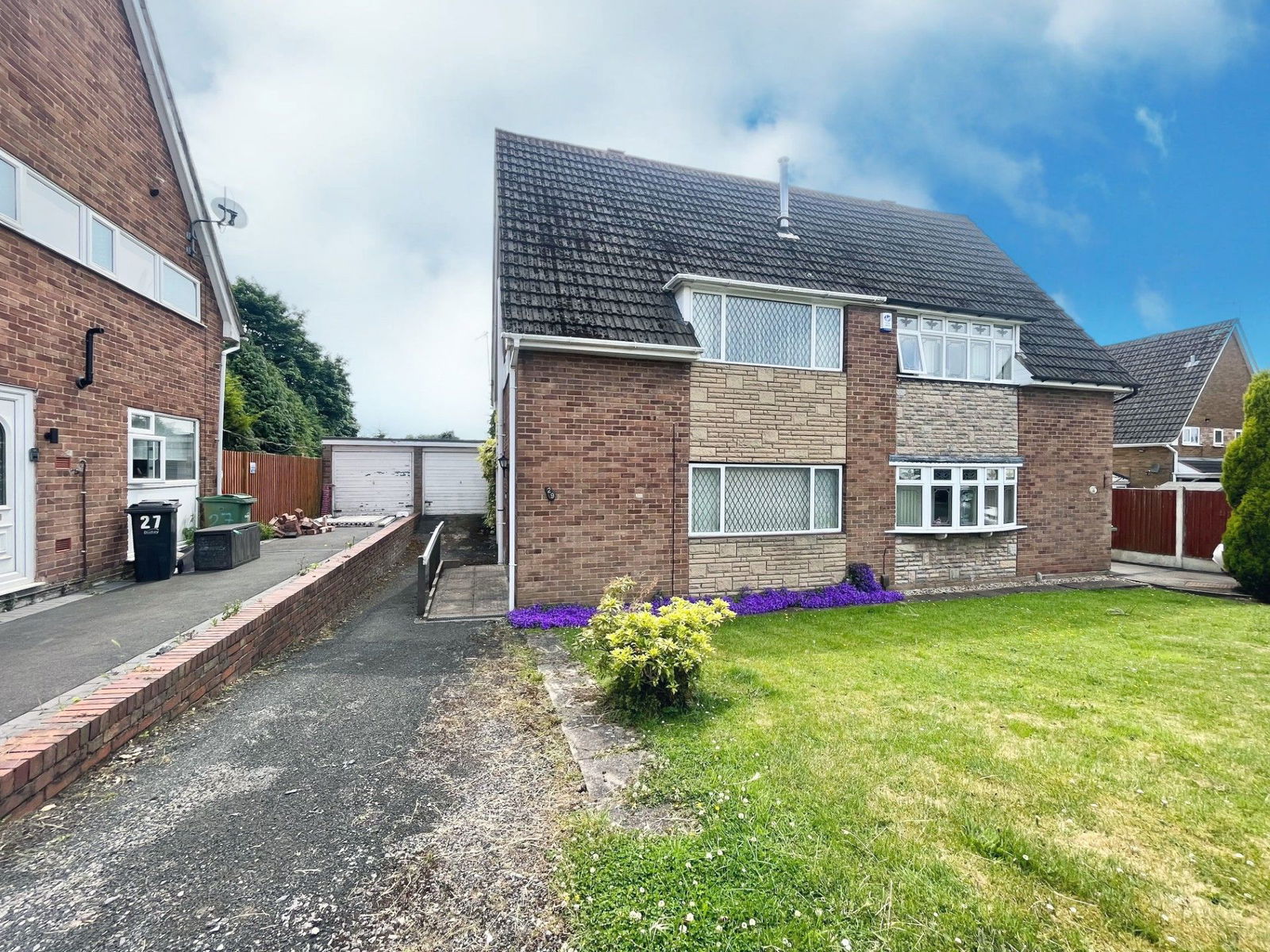 2 bedroom Semi-detached house Under Offer