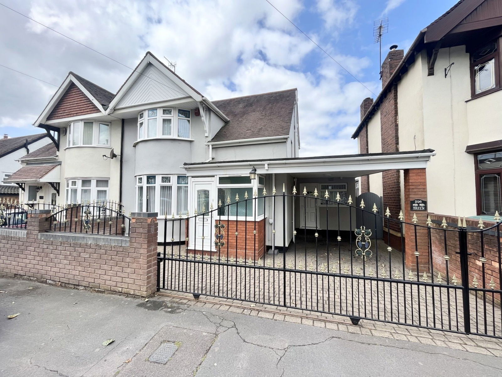 3 bedroom Semi-detached house Under Offer
