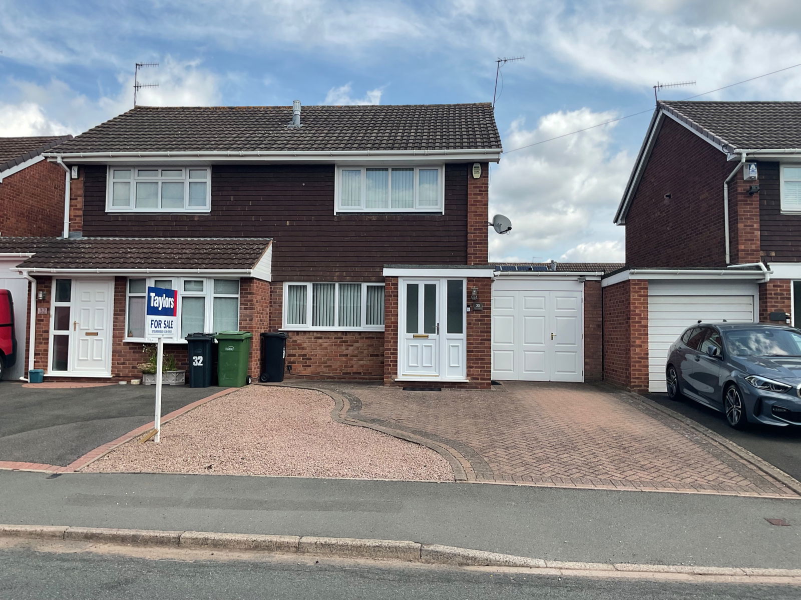 2 bedroom Semi-detached house Under Offer