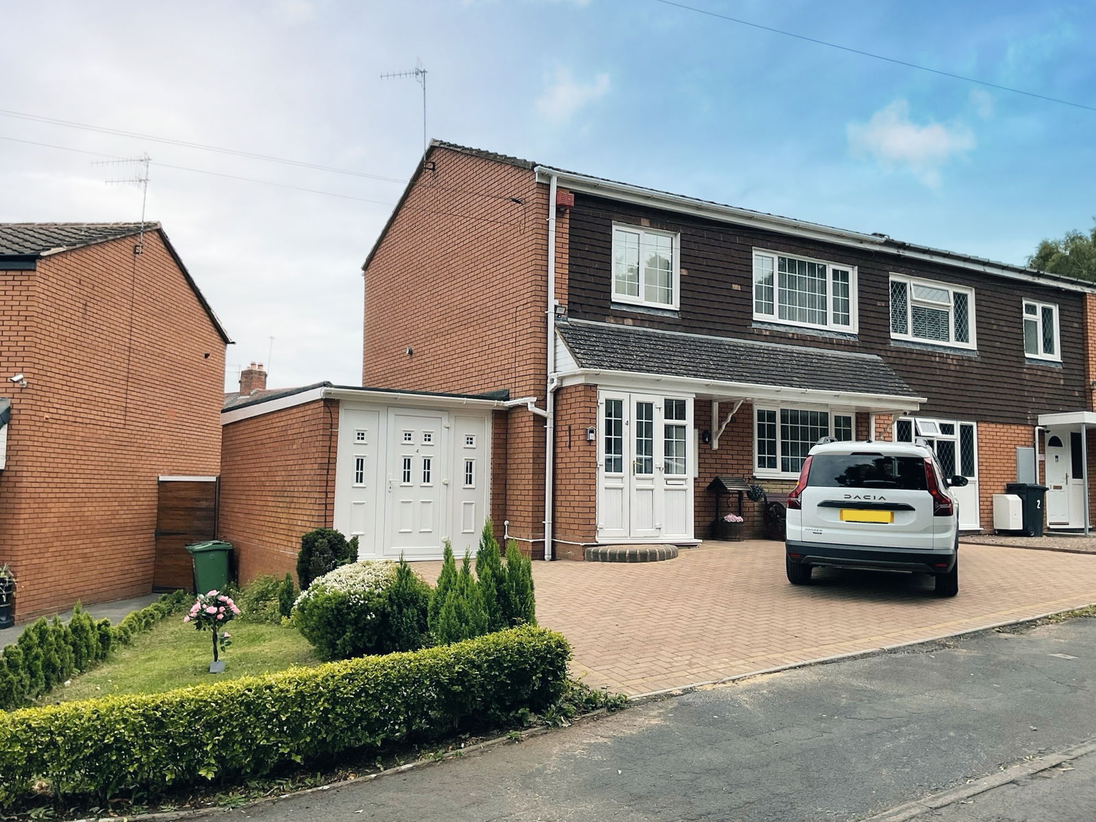 3 bedroom Semi-detached house For Sale