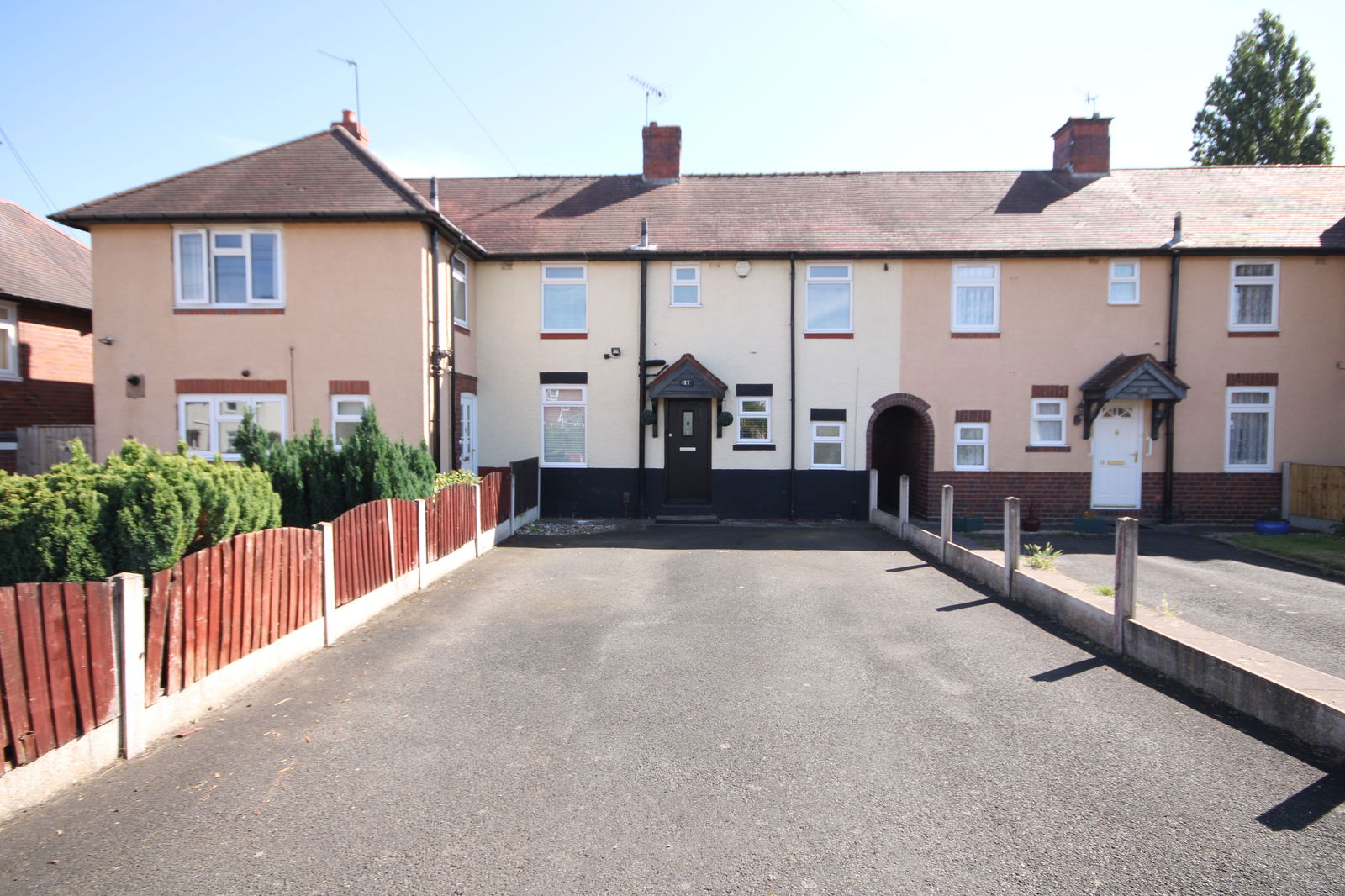 3 bedroom Semi-detached house Under Offer