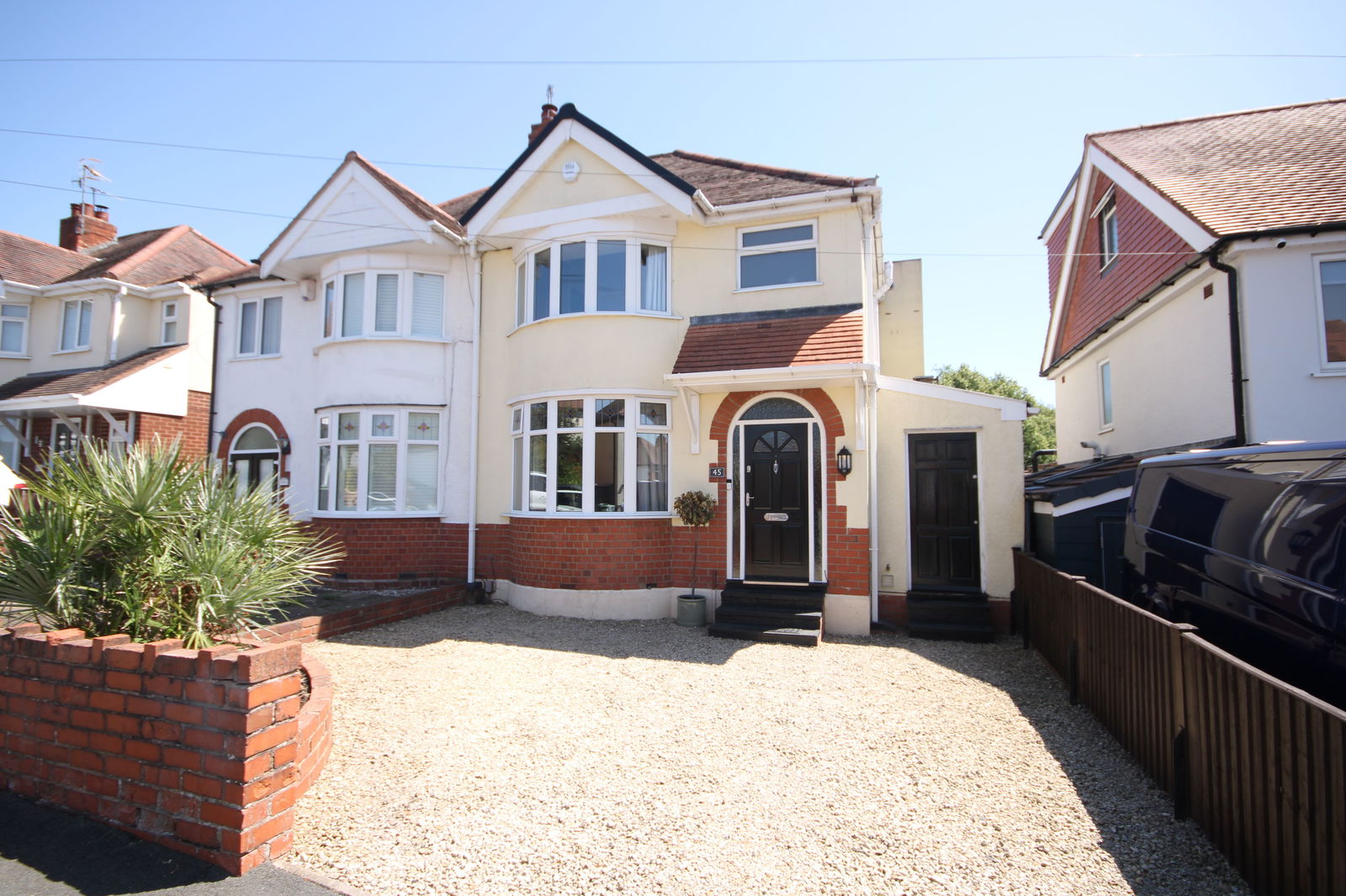 3 bedroom Semi-detached house Under Offer