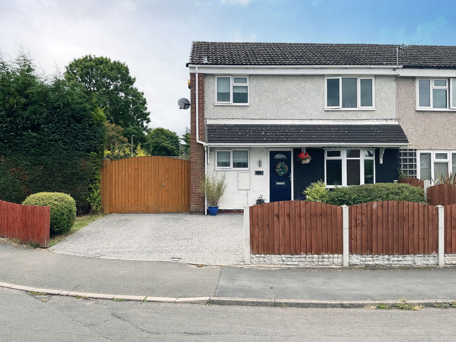3 bedroom Semi-detached house For Sale