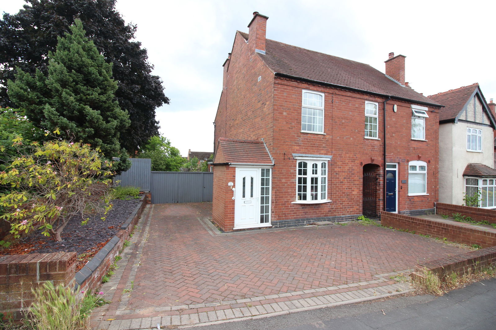 3 bedroom Semi-detached house Under Offer