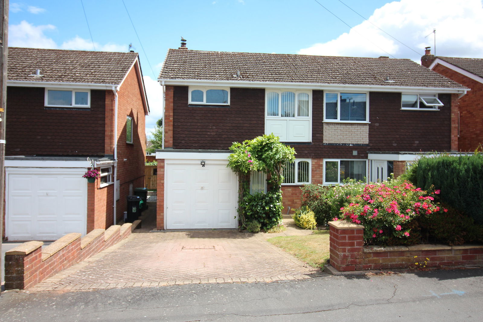 3 bedroom Semi-detached house Under Offer