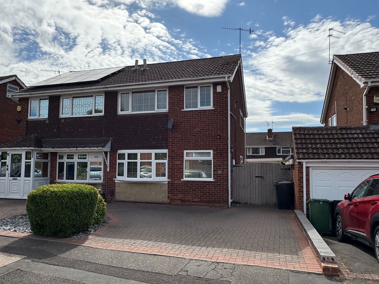 3 bedroom Semi-detached house Under Offer