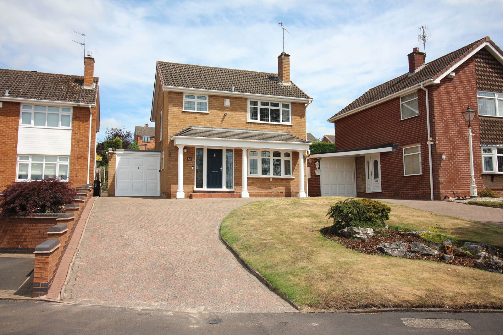 3 bedroom Detached house Under Offer