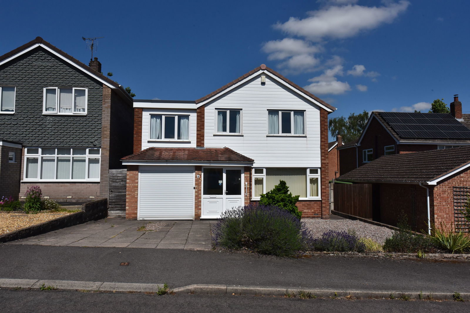 3 bedroom Detached house Under Offer