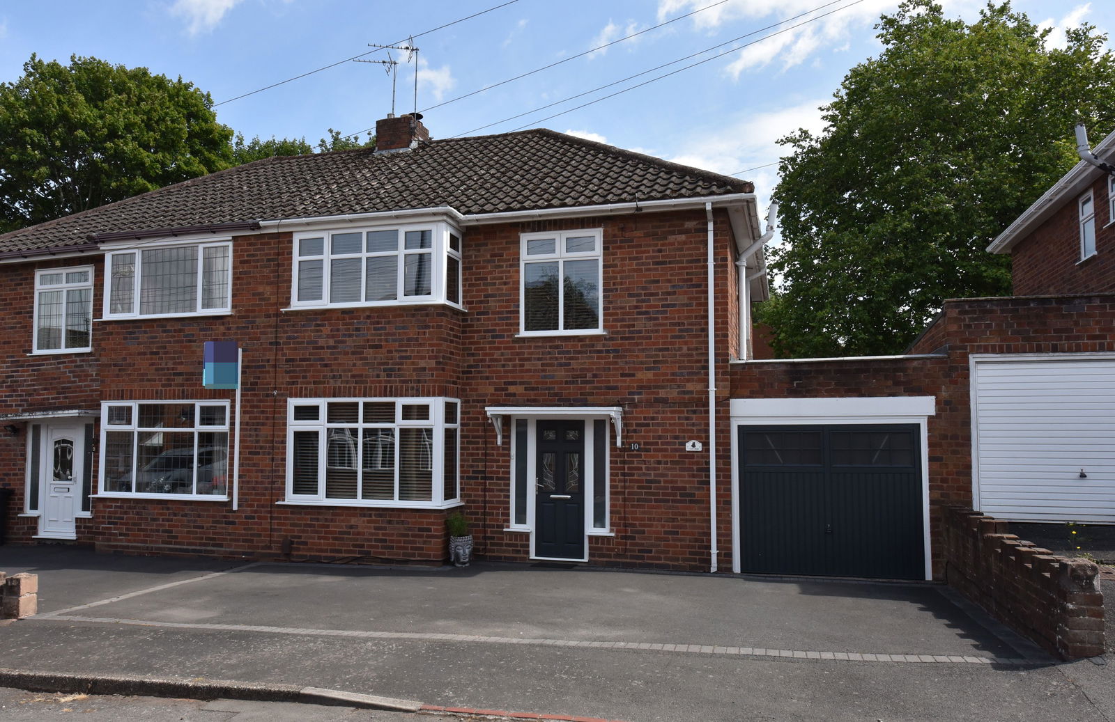 3 bedroom Semi-detached house Under Offer