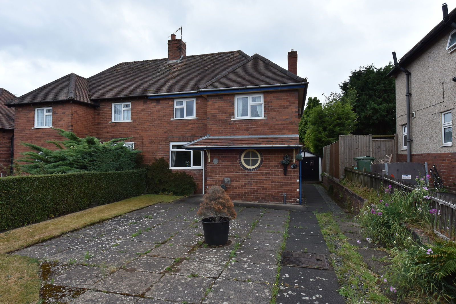3 bedroom Semi-detached house Under Offer