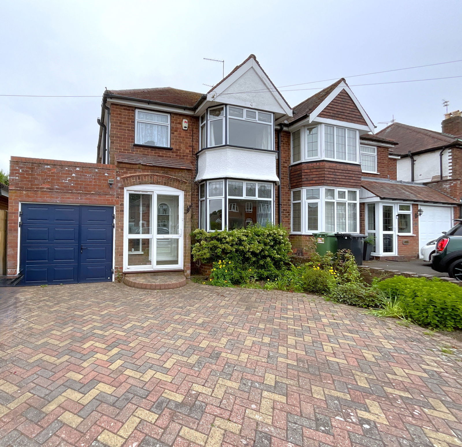 3 bedroom Semi-detached house Under Offer