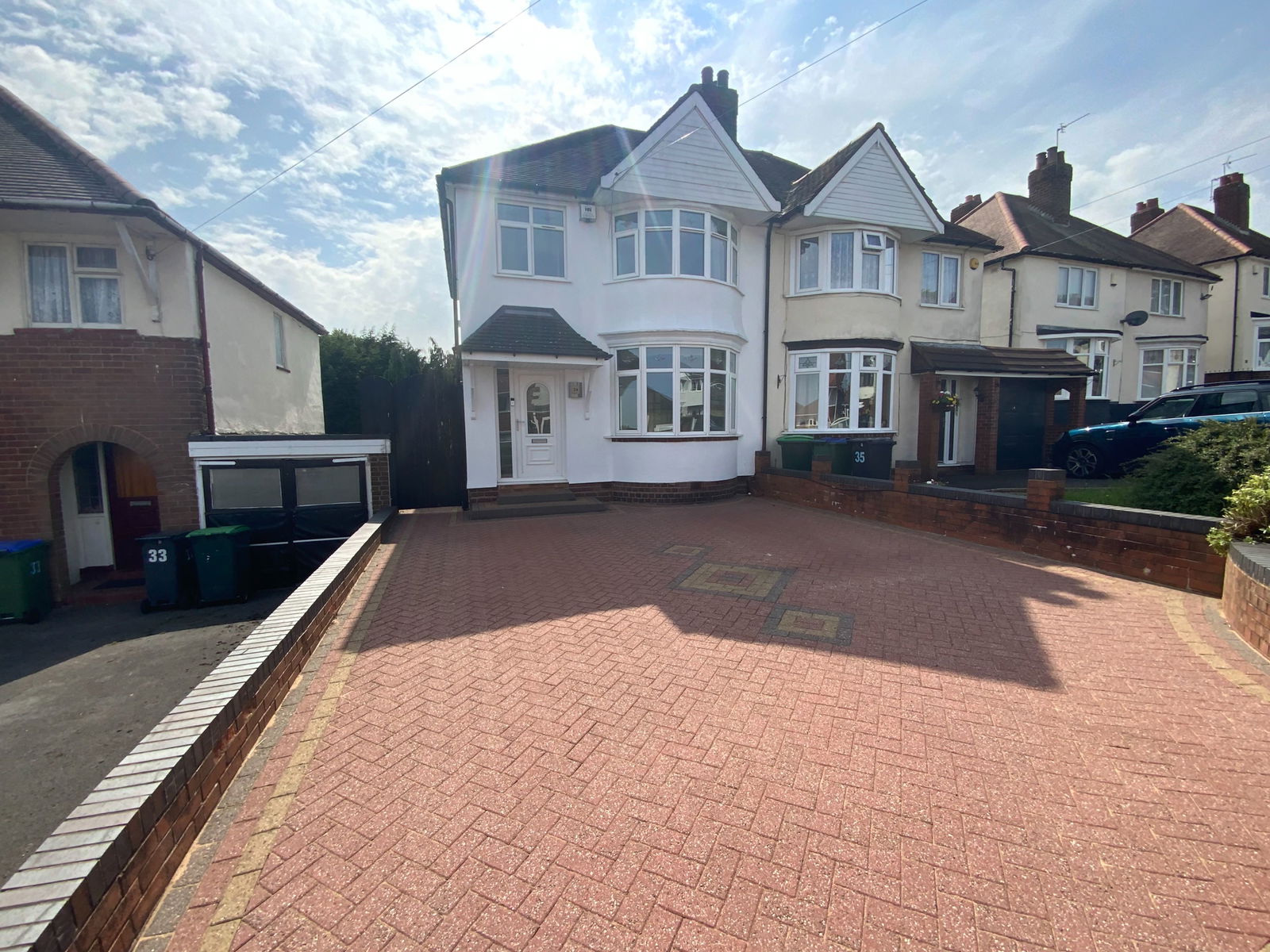 3 bedroom Semi-detached house Under Offer