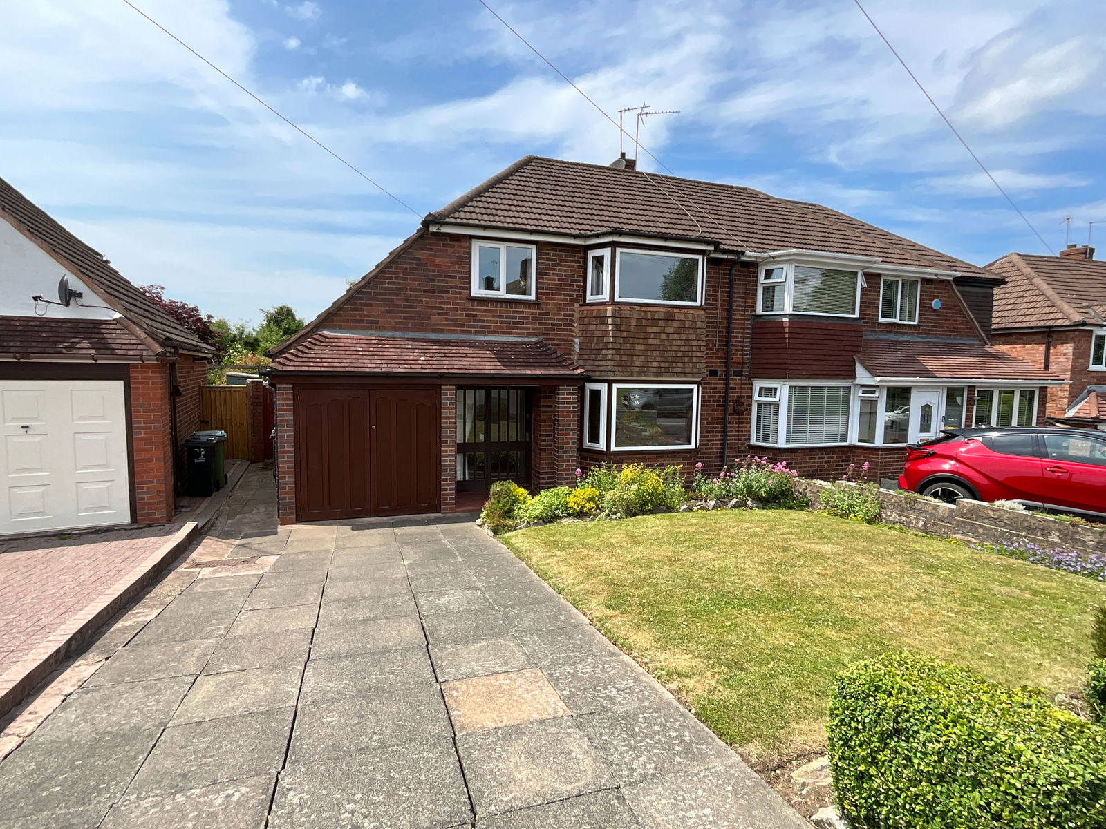 3 bedroom Semi-detached house Under Offer