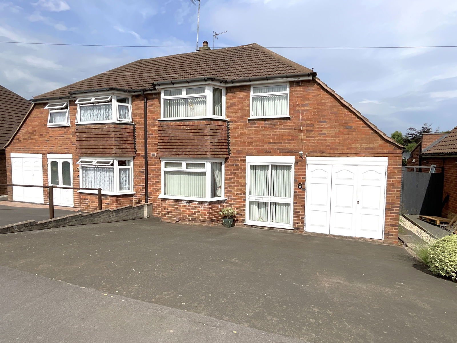 3 bedroom Semi-detached house Under Offer