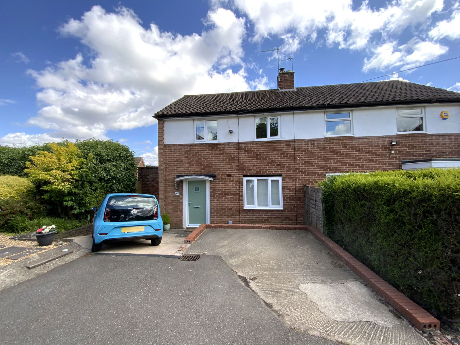 2 bedroom Semi-detached house Under Offer