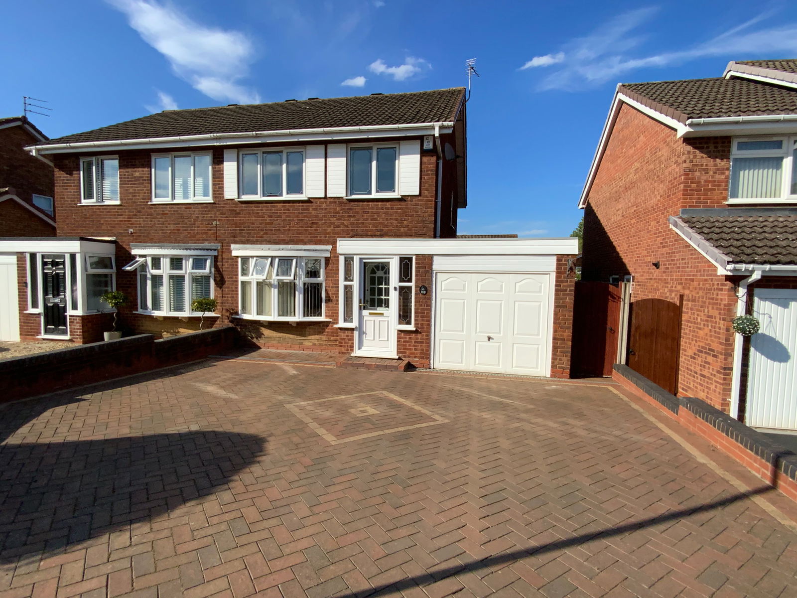 3 bedroom Semi-detached house Under Offer