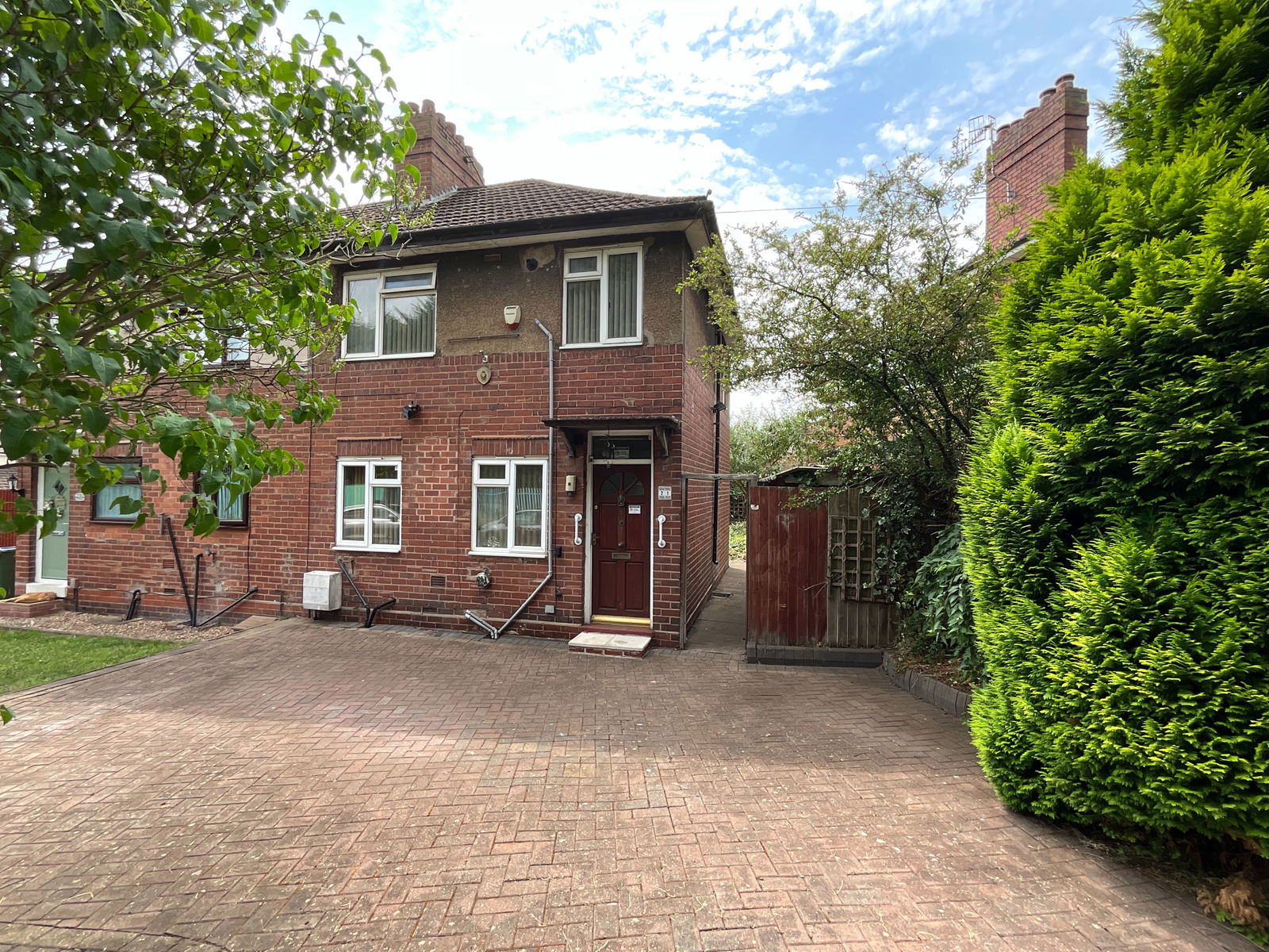 3 bedroom Semi-detached house Under Offer