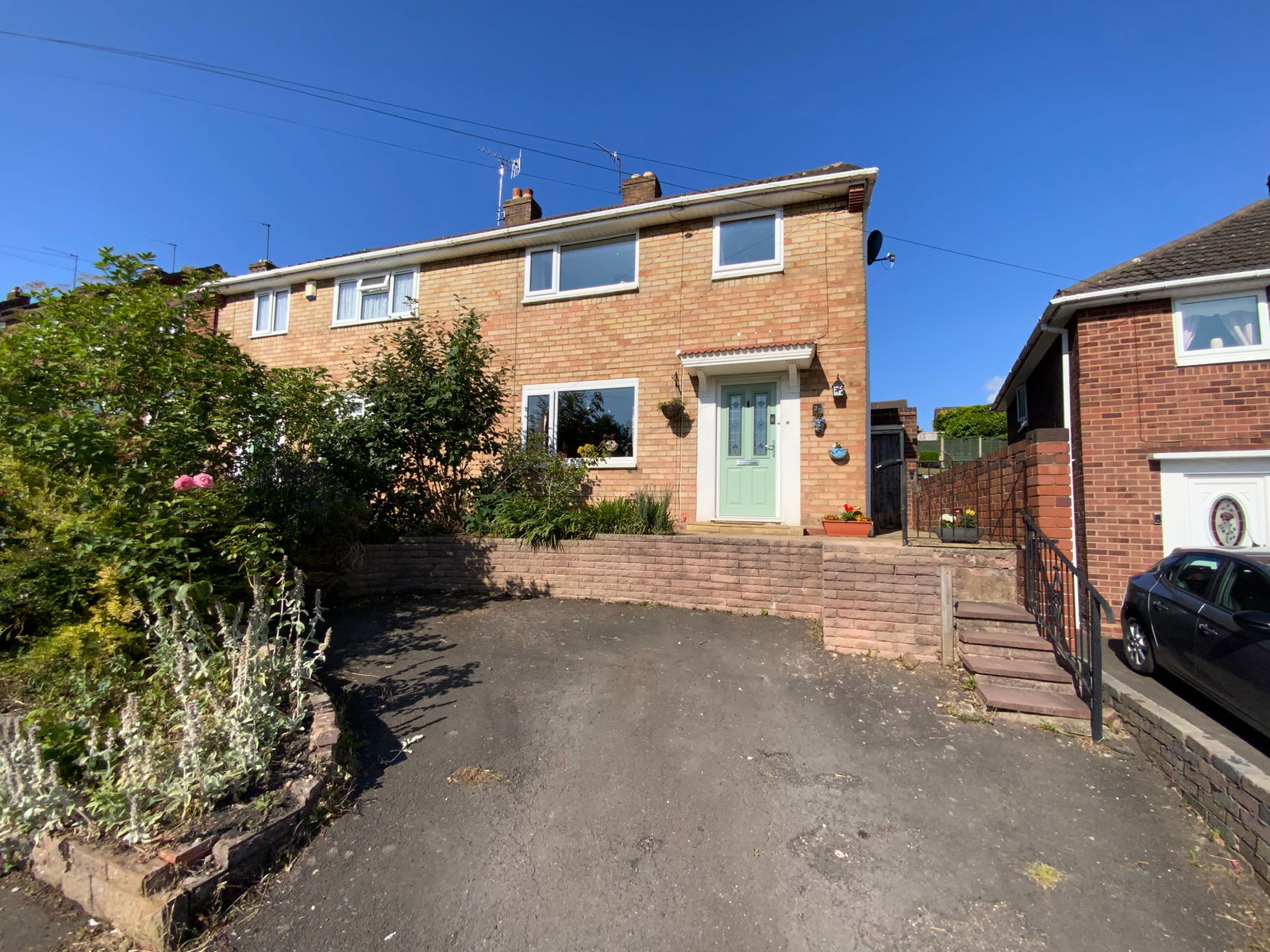 3 bedroom Semi-detached house Under Offer