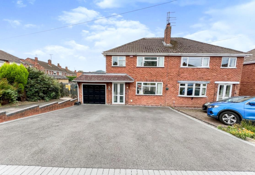 3 bedroom Semi-detached house Under Offer