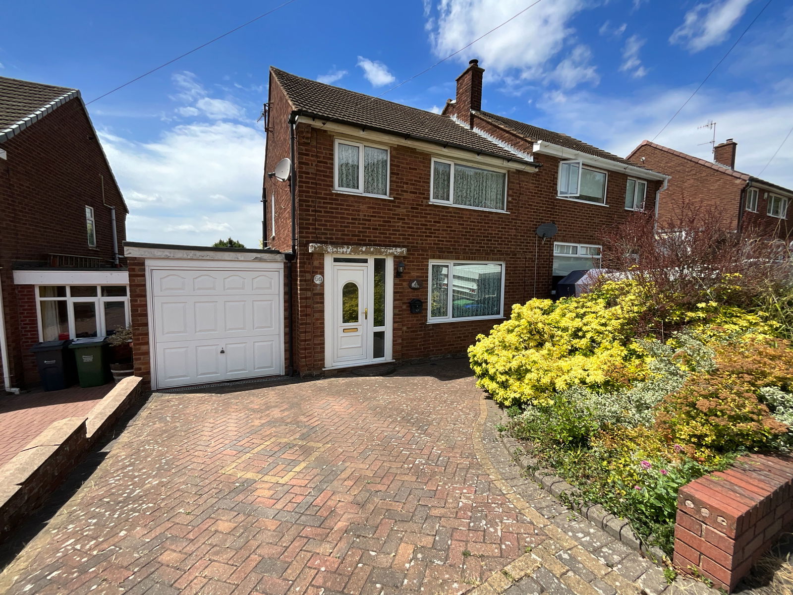 3 bedroom Semi-detached house Under Offer