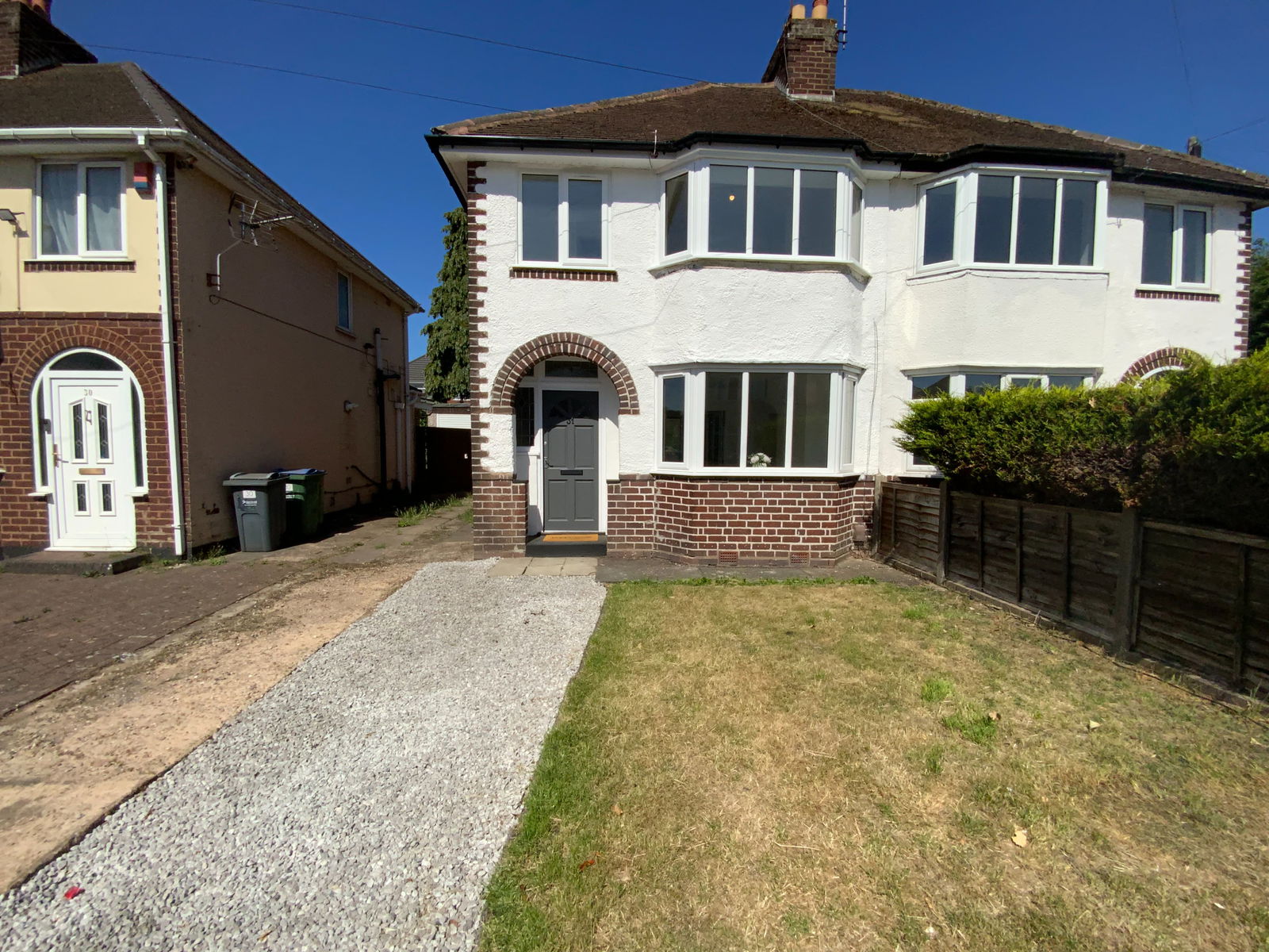 3 bedroom Semi-detached house Under Offer