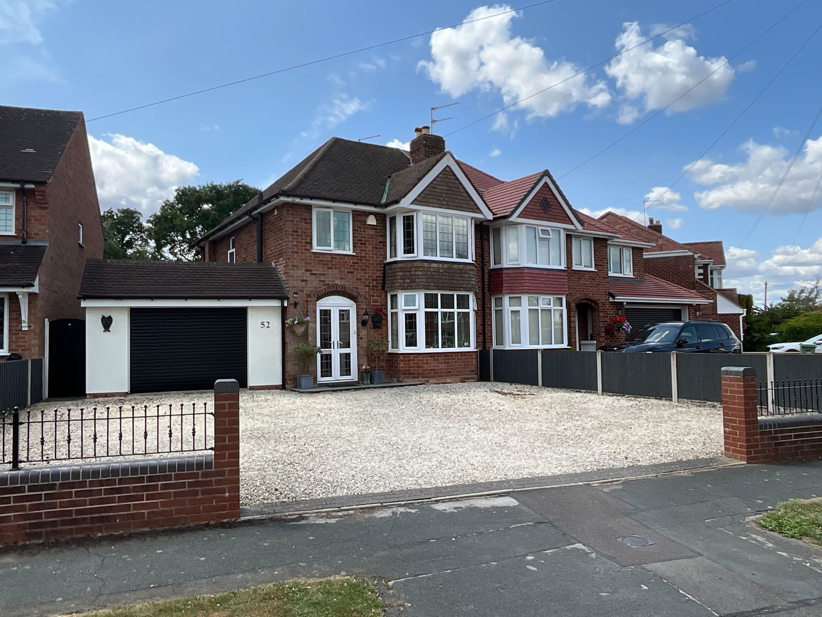 3 bedroom Semi-detached house Under Offer
